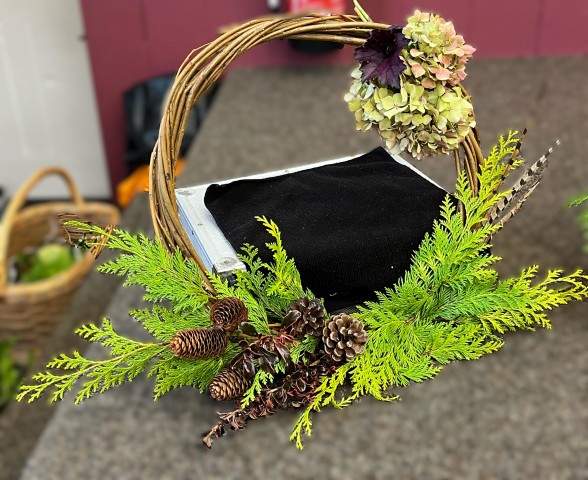 Flower arranging led by Lynne Christmas 2025 - photo 2